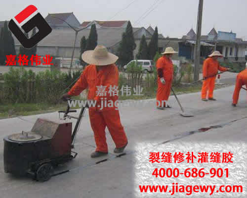 萬通公路養(yǎng)護(hù)隊(duì)停止瀝青灌縫膠灌縫作業(yè)，確保高考學(xué)生安全通暢出行