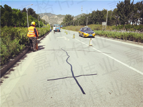 嘉格公路貼縫帶讓道路養(yǎng)護不再苦、臟、累