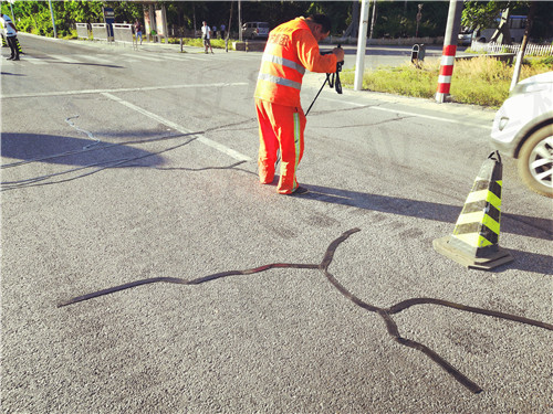 嘉格瀝青路面裂縫貼讓道路養(yǎng)護更節(jié)省