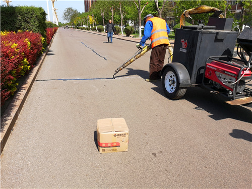道路出現(xiàn)裂縫，公路灌縫膠是怎么和工人一起完成修補的呢？