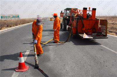 針對道路路面裂縫,應(yīng)采取什么樣的嘉格灌縫膠進(jìn)行灌縫處理呢？